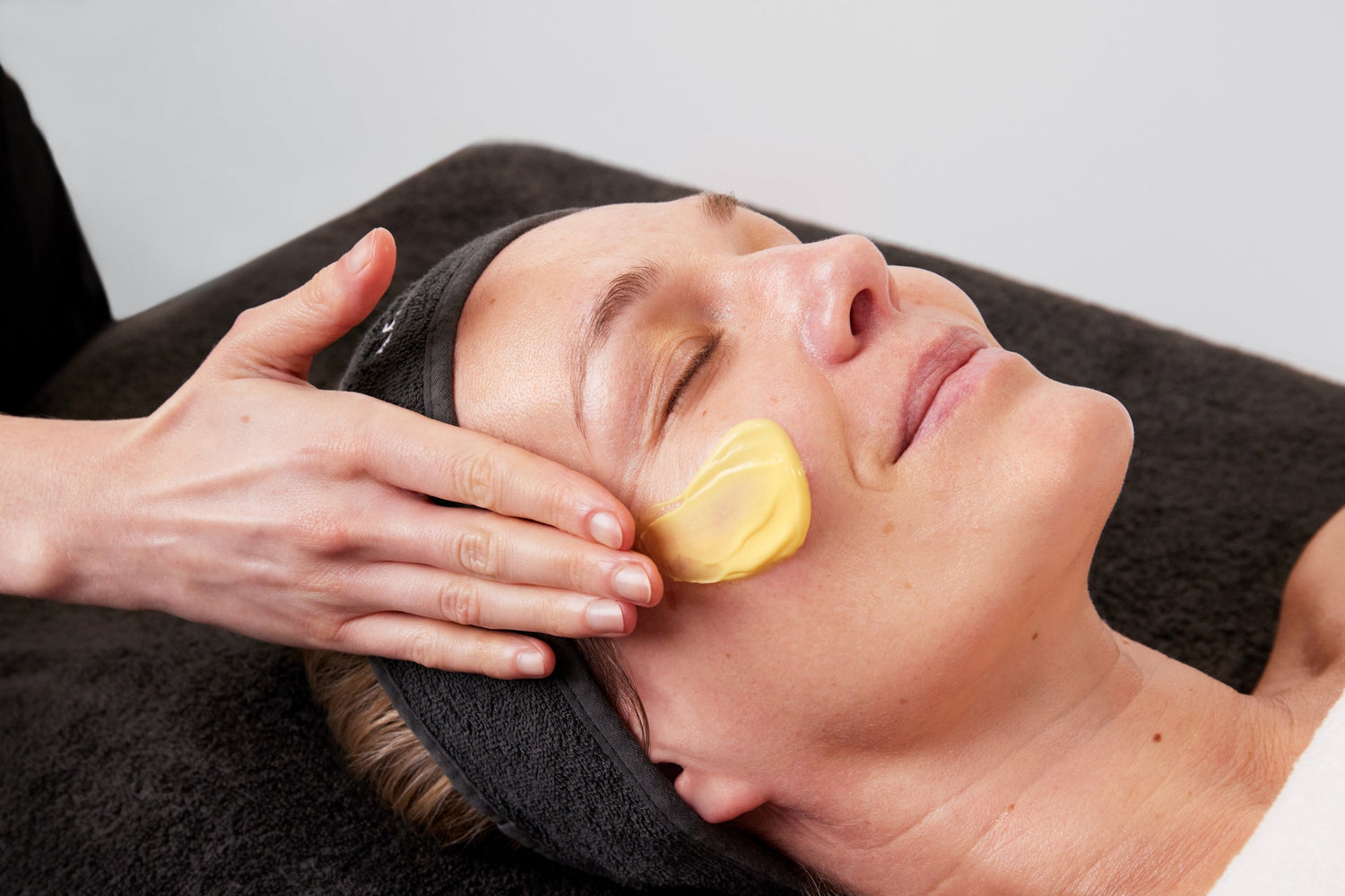 Crystal Retinal Age-Defying Facial - Medik8: Η Θεραπεία που Επαναπροσδιορίζει την Αντιγήρανση